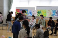 ６年生と楽しくゲームをしています。