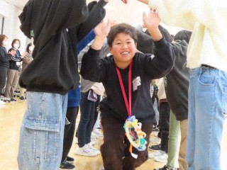 アーチをつくってお見送りです。