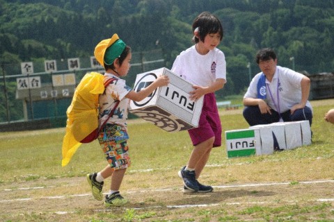 1年生と幼稚園児のなかよし競走